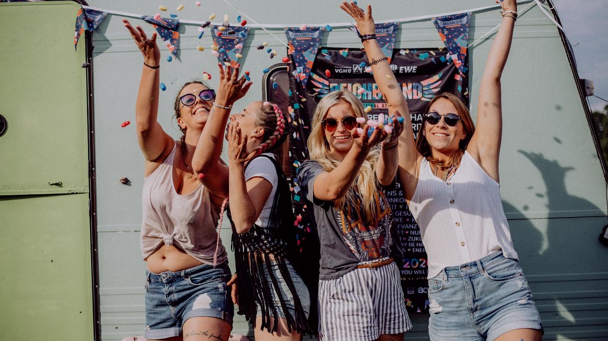 Würde man es nicht besser wissen, könnte man denken, Emma Barthel, Masha Lühning, Dana Ölscher und Louna-Lee Fehder feiern auf dem echten Deichbrand-Festival. Damit es sich so anfühlt, haben sie Garten und Wohnwagen ins "Deichbrand at Home" verwandelt. Foto: Tobias Lühning