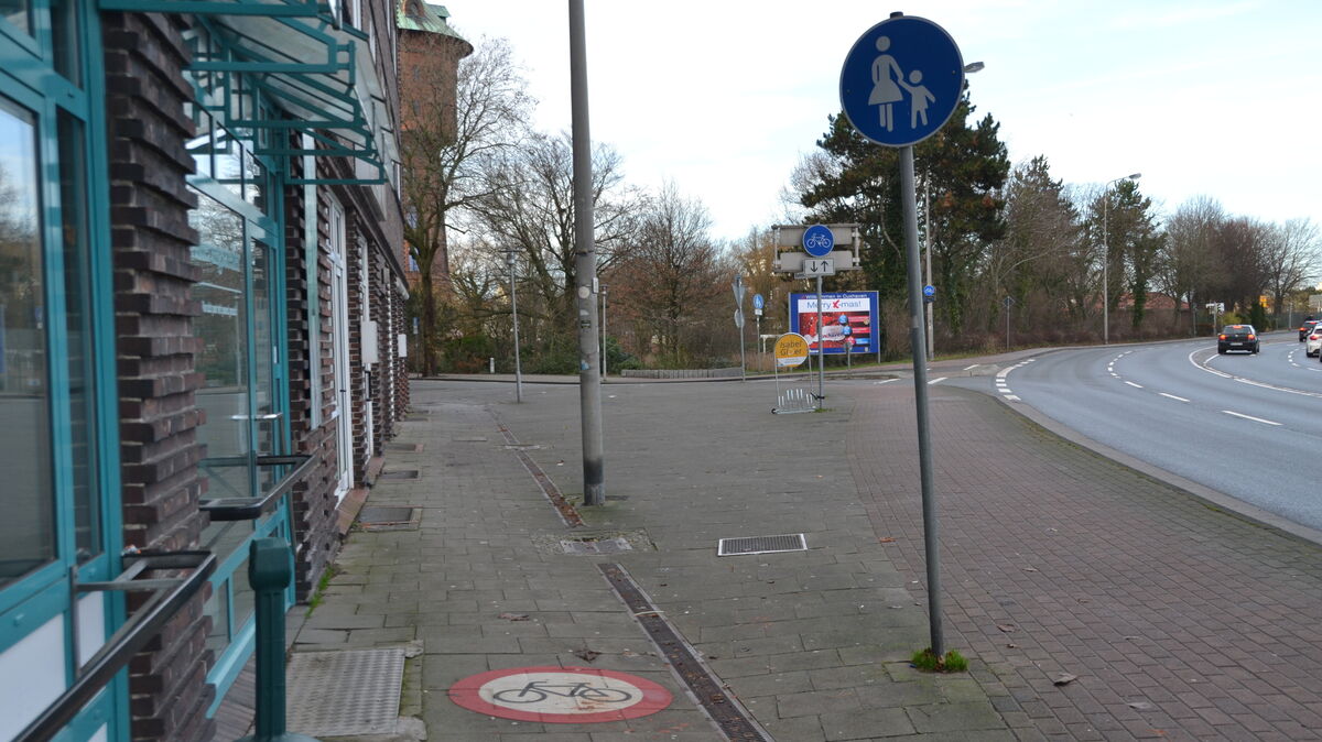 Direkt neben dem Fußwegschild befindet sich ein Fahrradpiktogramm. Diese Beschilderung sorgt für Verwirrung. Foto: Grell