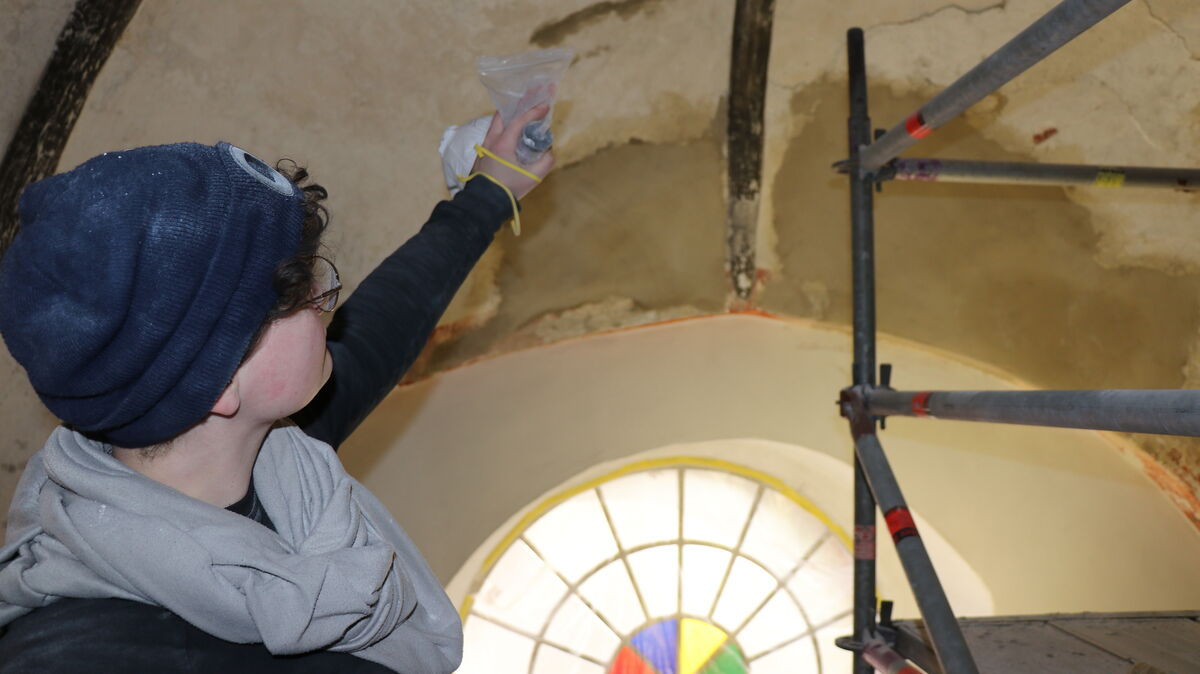 Restauratorin Anneke Horstmann und ihre Kollegen suchen in der St.-Severi-Kirche nach Beschädigungen in den alten Mauern und "heilen" diese so sanft und wenig sichtbar wie möglich. Foto: Mangels