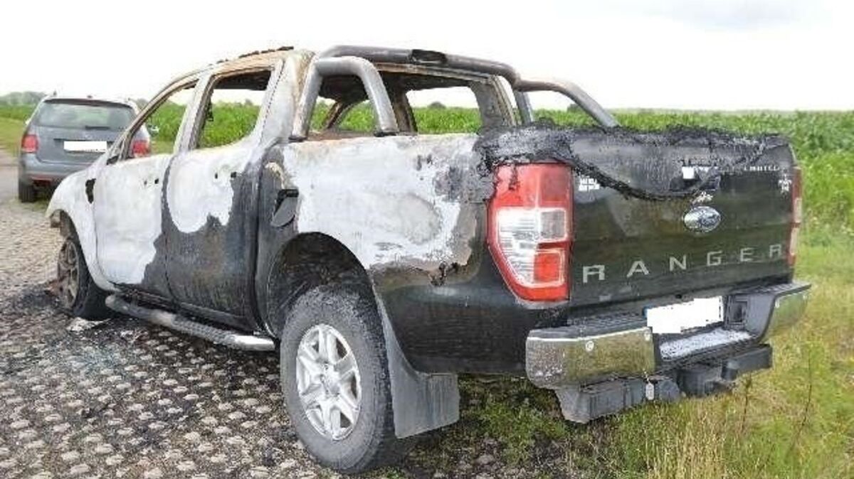 Der Ford Ranger brennt nahezu vollständig aus. Foto: Polizei