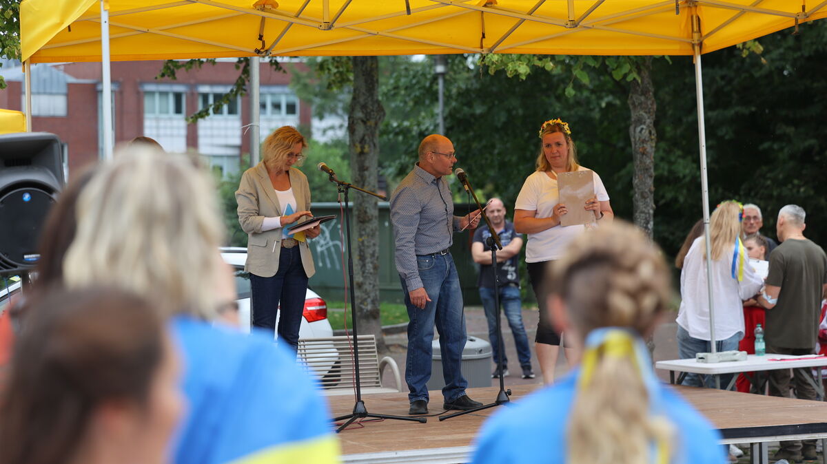 Am ukrainischen Unabhängigkeitstag demonstrierten gut 150 Menschen auf dem Kaemmererplatz in Cuxhaven. Es sprachen unter anderem der Altenwalder Pastor Joachim Wolff (M.) und Bürgermeisterin Silke Karallus (l.). Foto: Lütt
