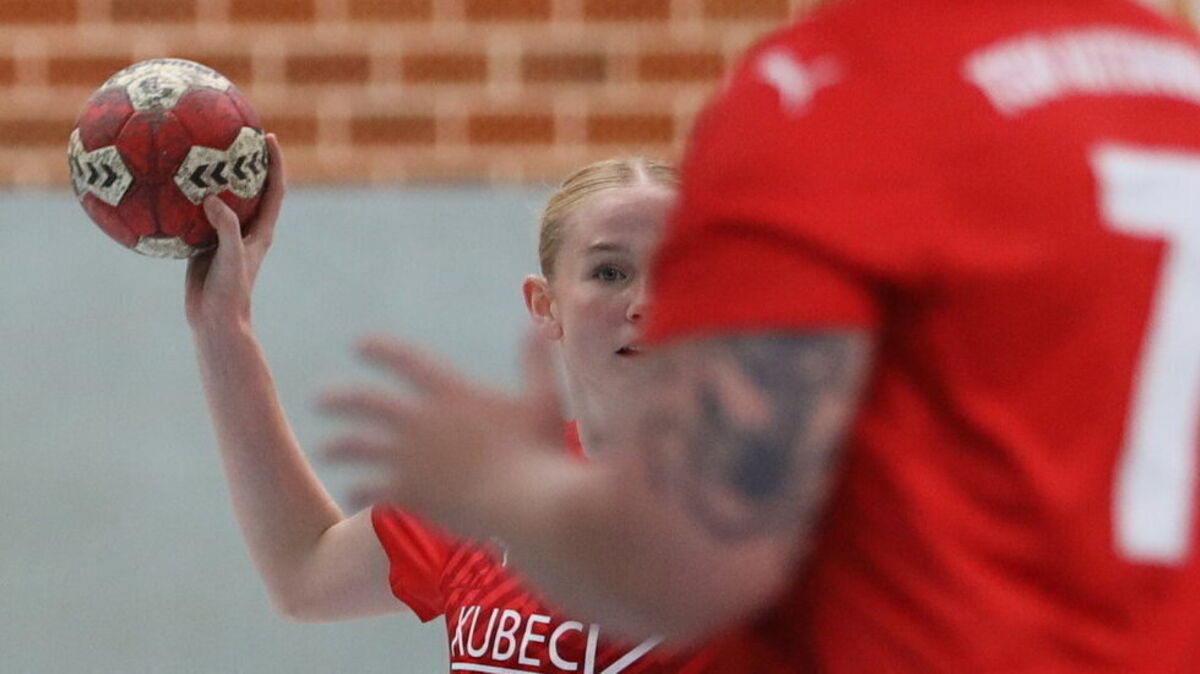 Der Ball klebt dank eines speziellen Harzes an der Hand. Das sorgt bei den Spielerinnen und Spielern für mehr Halt, der Hallenboden leidet jedoch. Foto: Unruh