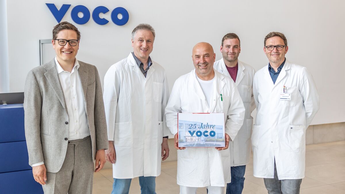 Geschäftsführer René Plaumann, Leiter der Herstellung Dr. Klaus Schnieders, Petko Mitkovski, Gruppenleiter Herstellung Torben von Thaden und Projektleiter Technik Hauke Schlecht (v.l.). Foto: VOCO