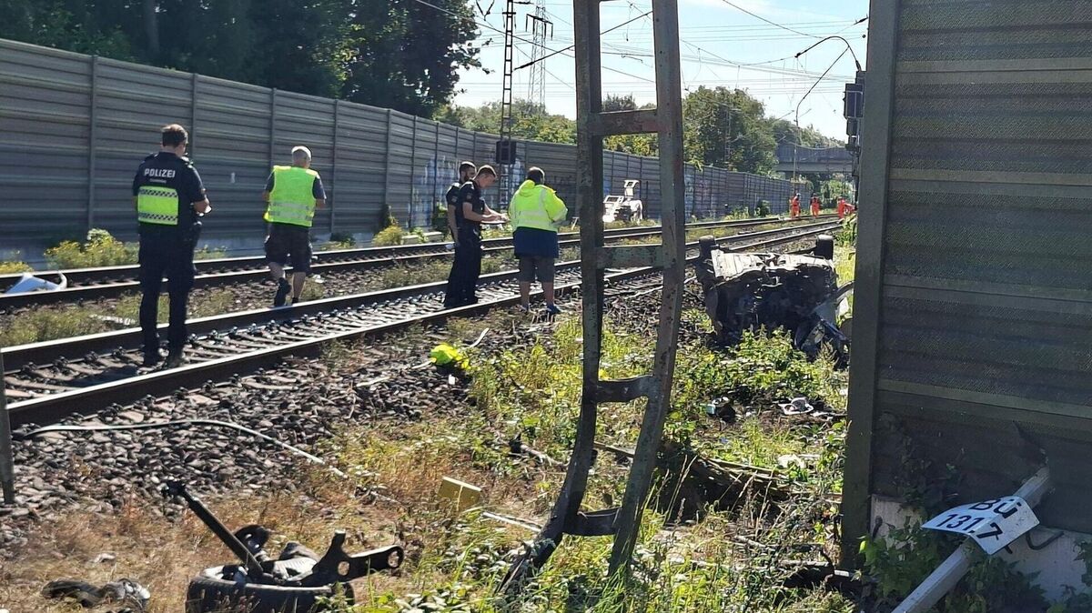 Polizei und Sachverständige ermitteln nach einem tödlichen Unfall an einem Bahnübergang. Foto: Kai Moorschlatt/TNN/dpa