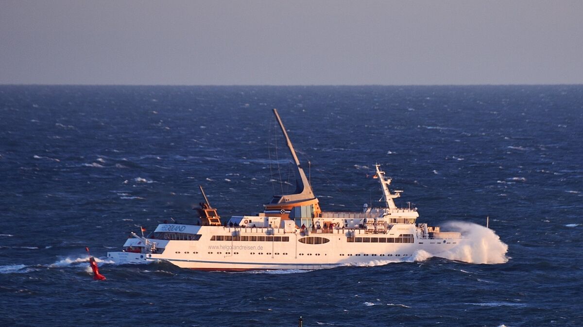 MS „Helgoland“ auf See: Die Fähre verbindet regelmäßig Cuxhaven mit Helgoland. Foto: CNV-Archiv