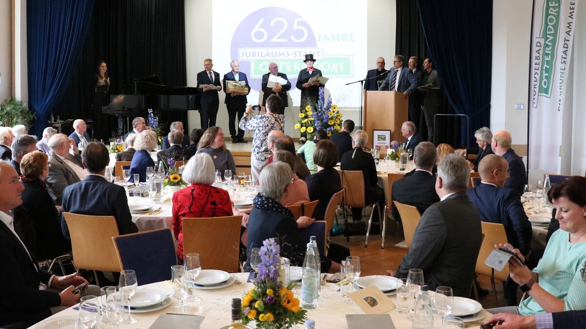 Claus Johannßen, Bürgermeister der Stadt Otterndorf und Gastgeber beim Festakt in den Seelandhallen, bedankte sich bei den Ehrengästen und Festrednern. Foto: Mangels