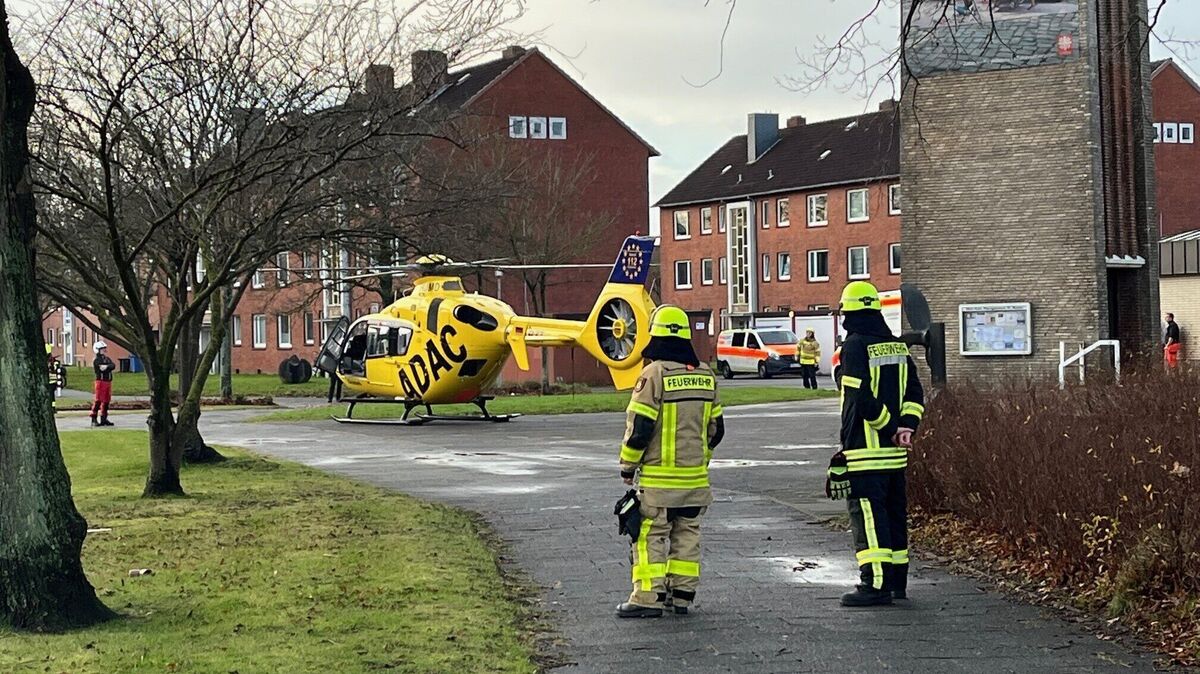 Ein Rettungshubschrauber landet auf dem Platz vor der St.-Marien-Kirche, um den verletzten Mann in eine Spezialklinik zu bringen. Foto: Feuerwehr