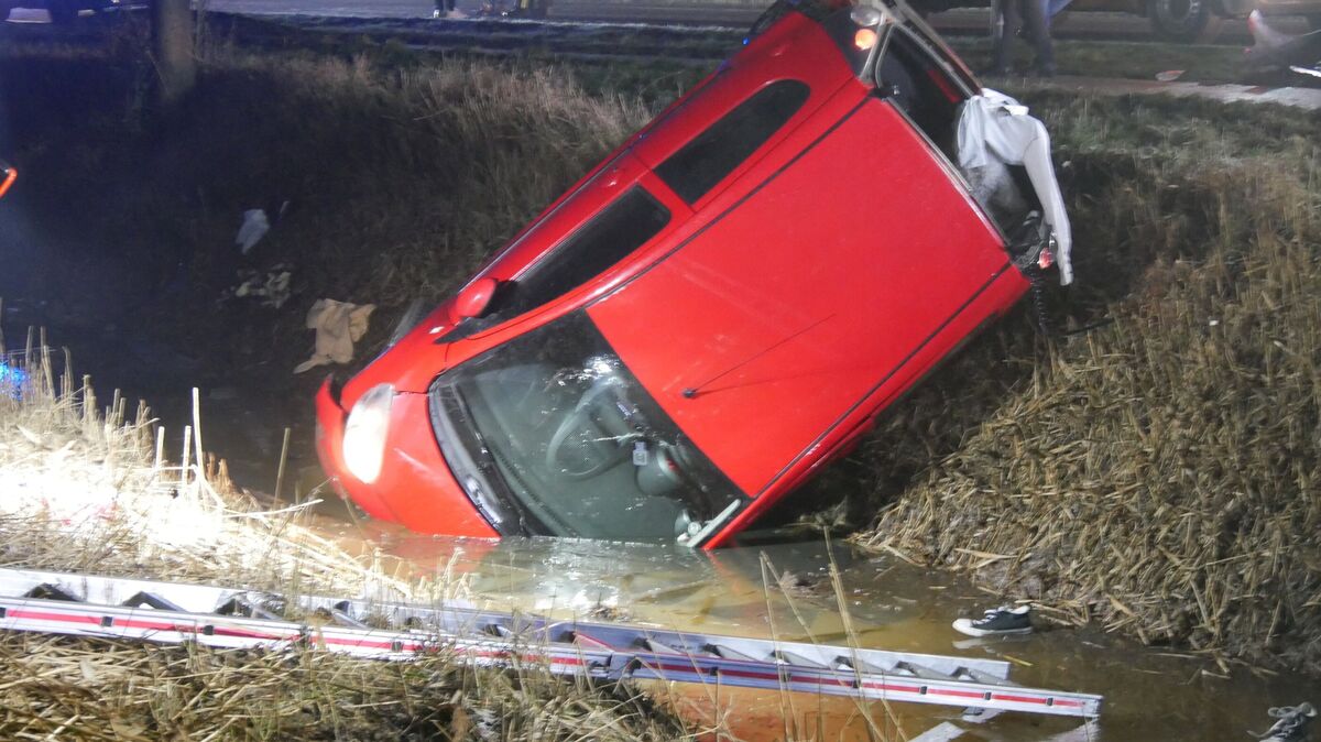 Nachdem der 29-jährige Fahrer in Höhe Oberndorf Ahrensfluchtermoor nach rechts von der Straße abgekommen war, kam er auf der Seite liegend in einem wasserführenden Graben zum Stehen. Foto: Lange
