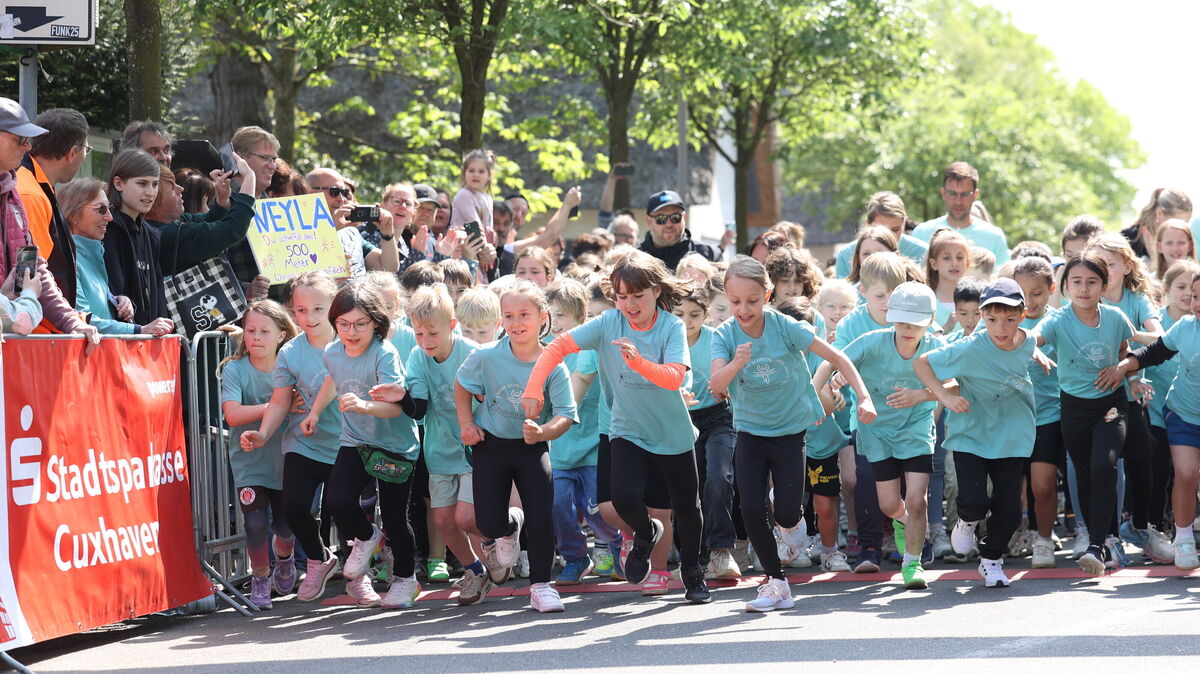 Der Start für die 1. und 2. Klässler zum Solidaritätslauf ist gefallen.