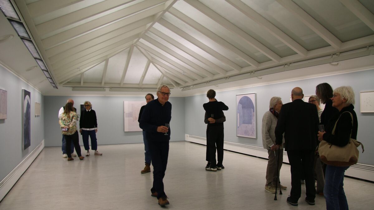 Blaugrau wie im Museum von Heraklion: Für ihre Schau „Svea“ hat die Künstlerin Johanna Tiedtke den Ausstellungsraum unter dem Glasdach der Stadtscheune eigens streichen lassen. Foto: Potschka