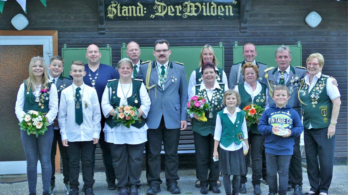 Die Königsfamilie des SV Groden: Vorne das Kinderkönigspaar Yuna Born und Leon Lobeck, in der 2. Reihe (v.l.) das Jungschützenkönigspaar Laura Meyer und Jerome Wendt, Wildes Königspaar Meike und Michael Möller, Beste Dame Anke Born, Aktives Königspaar Petra und Svend Bretschneider und Präsidentin Uschi Gimm. Hinten: Ritter Jugend Bastian Carsten, Volkskönig Dennis Wendt, Ritter Wilder König Thomas Born, Adjudantin Beste Dame Martina Haß und Ritter Aktiver König Maik Treuel. Foto: Roland Ludwig