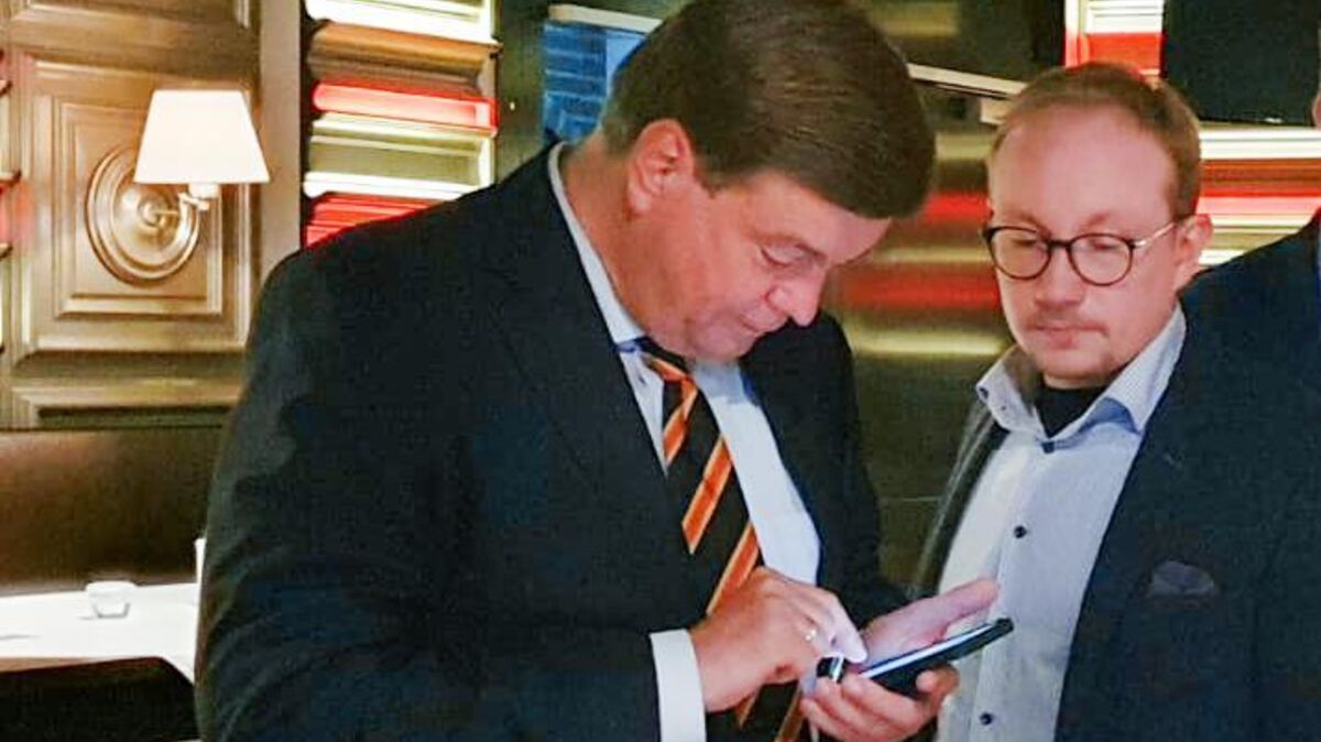 Immer wieder ging der Blick am Abend der Bundestagswahl aufs Handy. Doch die Ergebnisse wurden nicht besser. Enak Ferlemann (links) verlor sein Direktmandat für die CDU. Auch Parteifreund Lasse Weritz (rechts) war alles andere als begeistert. Archivfoto: Schoener