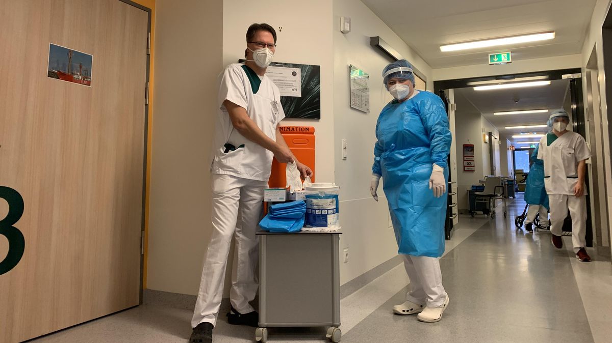 Ohne Vollmontur darf kein Patientenzimmer betreten werden. Allein auf einer Station mit 19 Patienten, werden täglich rund 200 Einweg-Kittel, Hauben, Masken und doppelt so viele Handschuhe verbraucht. Foto: May