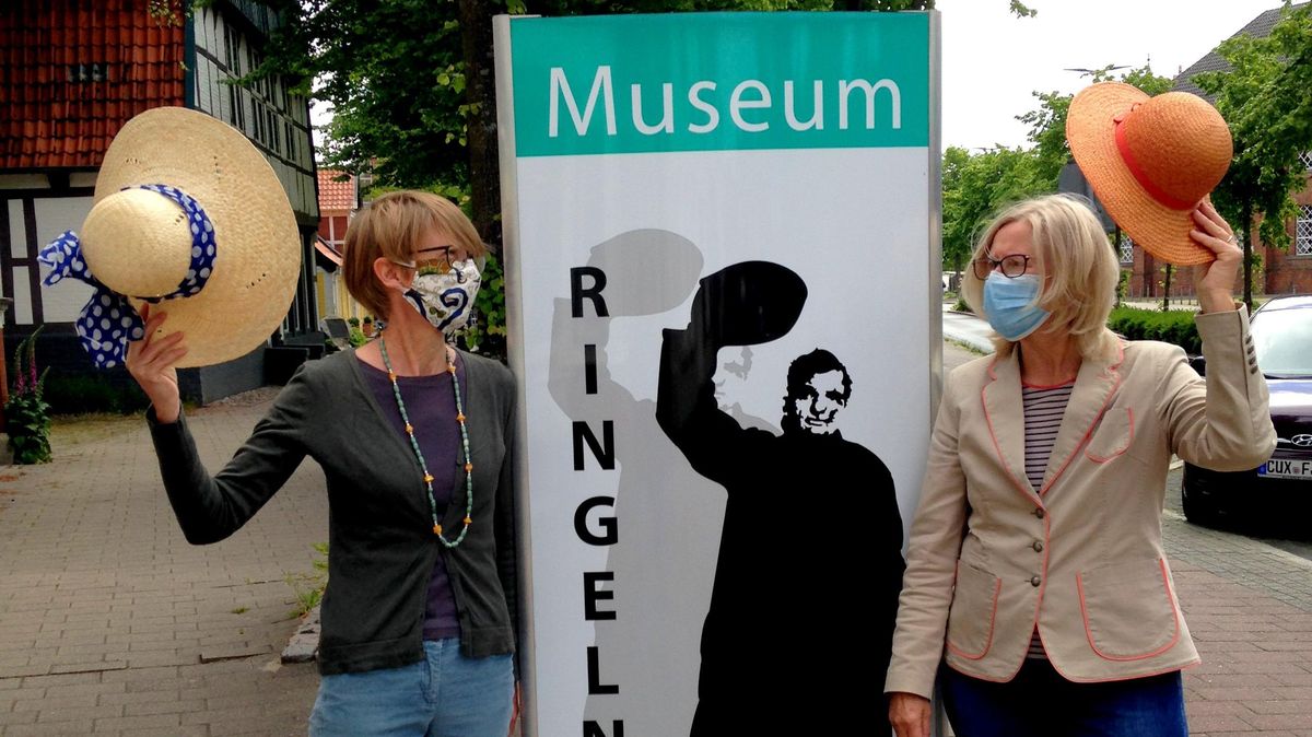 Erika Fischer (r.) und Brite Preuß freuen sich, das Joachim-Ringelatz-Museum ab kommenden Freitag, 29. Mai, wieder öffnen zu können. Im Museum sind in diesen Tagen Masken zu tragen. Foto: Museum