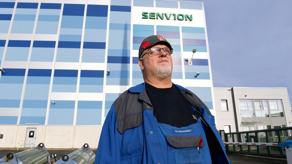 Rainer Könemann steht vor dem Senvion-Werk. Foto: Scheer