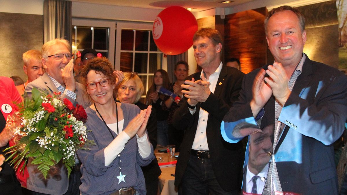 Wahlparty in Lüdingworth: Uwe Santjer (r) und Kai-Uwe Bielefeld (2.v.r.) lassen sich feiern. Foto: Reese-Winne