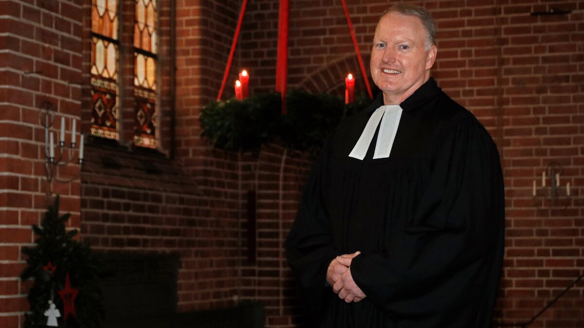 "Wir feiern trotz Corona Weihnachten", verspricht Pastor Marcus Christ (St. Petri, Cuxhaven). Ähnlich in den übrigen Gemeinden in Stadt und Kreis hat sich der Kirchenvorstand von St. Petri Gedanken darüber gemacht, wie Fest-Gottesdienste möglichst sicher ablaufen können. Foto: Koppe