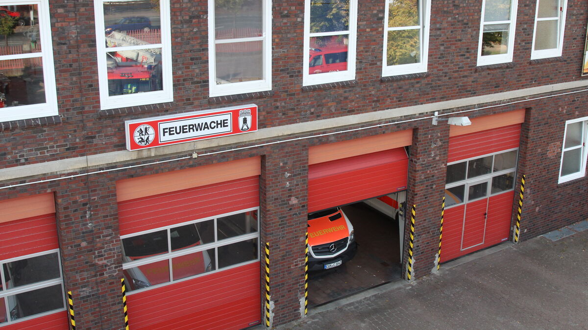 In der Feuerwache der Berufsfeuerwehr an der Schulstraße starten die Fahrzeuge des Rettungsdienstes. Ab 2024 soll der Bereich deutlich aufgestockt werden - eine Reaktion auf ständig wachsende Einsatzzahlen. Foto: Reese-Winne