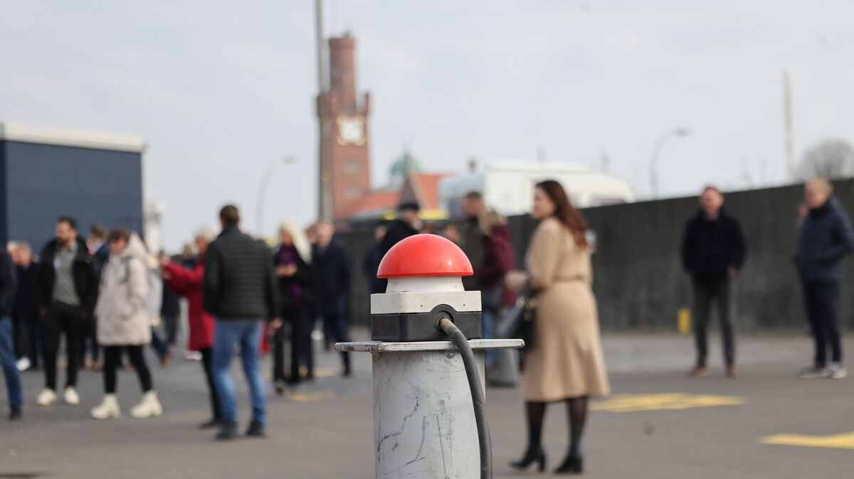 Der Startschuss für ein neues Kapitel in der Geschichte des Hafens: Dieser rote Knopf stand bei der feierlichen Baustelleneröffnung im Mittelpunkt. Foto: Larschow