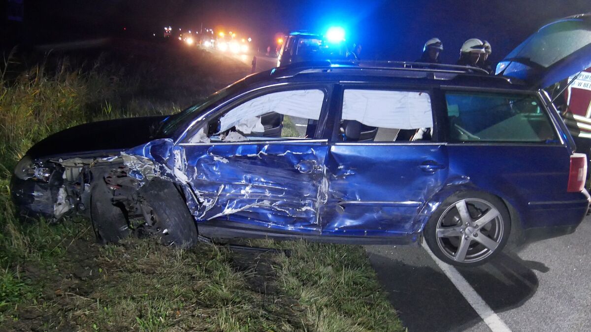Der 19-jährige Fahrer wird leicht verletzt. Die beiden weiteren Insassen bleiben unverletzt. Foto: Lange