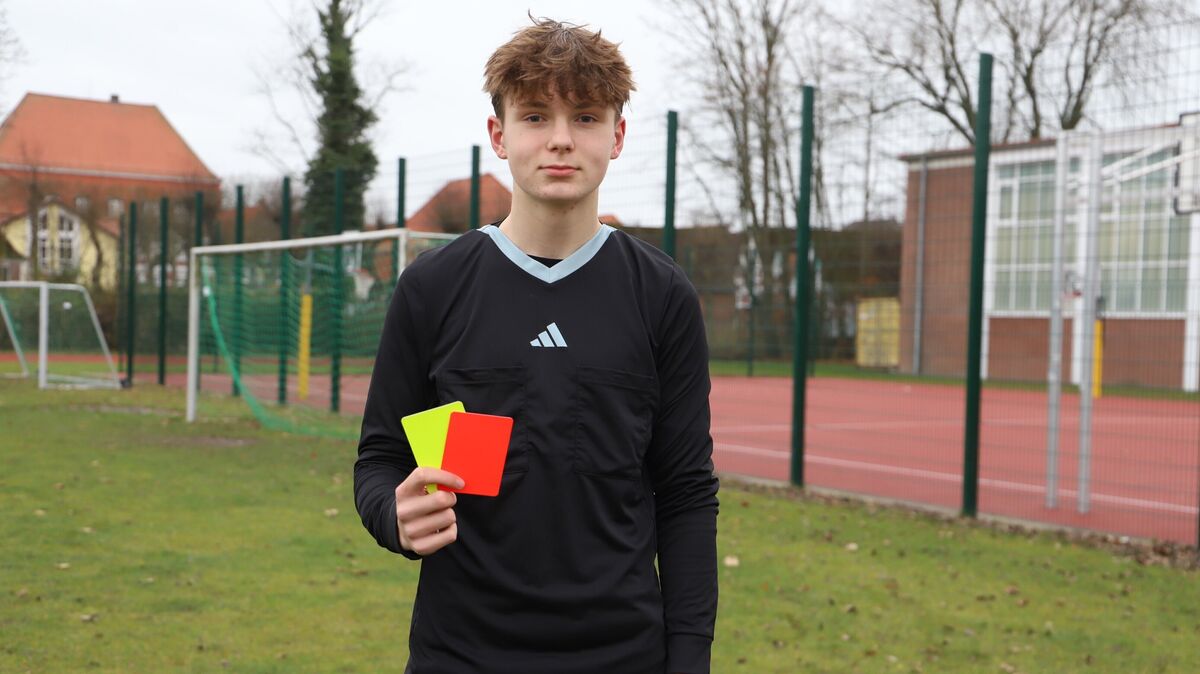 Der 14-jährige Frederick "Freddy" Mencke ist als Schiedsrichter aktiv und genießt es, seinem Hobby für den VfL Wingst nachzugehen. Foto: Witthohn