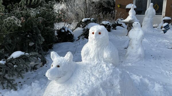 Hobby-Künstlerin baut Schnee-Skulpturen in Neuhaus: Winterliche Kunstgalerie entsteht