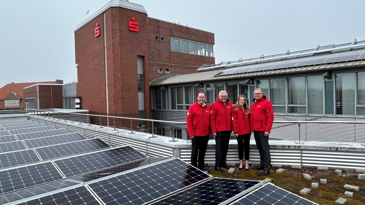 Die Vorstände der Stadtsparkasse, Kai Mangels und Axel Lohmeier (v.l.), mit der neuen Leiterin des Sparkassen-Immobilien-Centrums Ann-Katrin Felbusch und Vorstandsvertreter Thomas Westphal auf dem mit Photovoltaikanlagen ausgestatteten Dach der Hauptgeschäftsstelle in der Rohdestraße. Foto: Rohde