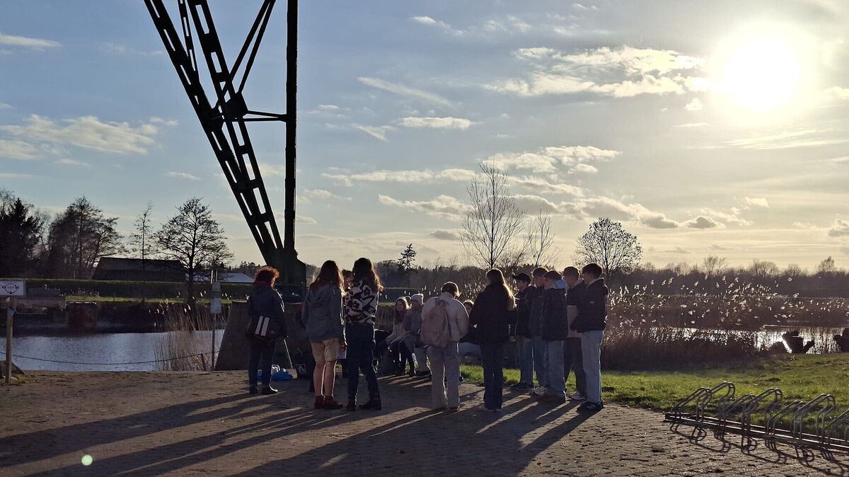 Sonnenuntergang an der Oste: Die Jugendlichen erlebten die Stimmung an der Schwebefähre als eine ganz besondere – Zeit für Spiritualität, Zeit für Gedanken, Zeit für Gebete. Foto: Privat