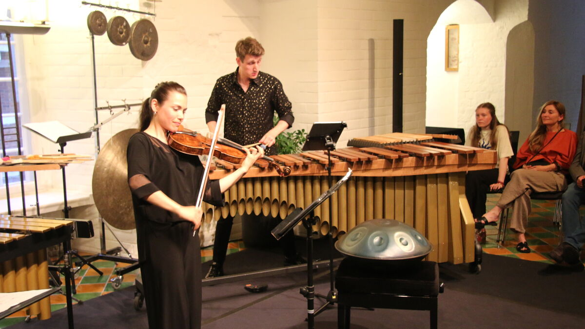Hiyoli Togawa an der Viola und Alexej Gerassimez am Vibraphon verwandelten den großen Festsaal von Schloss Ritzebüttel in einen Klangraum zwischen den Kulturen. Die beiden Musiker sind nicht nur künstlerisch, sondern auch privat ein Paar. Foto: Potschka