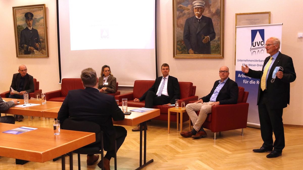 Der UVC-Vorsitzende Andreas Wulf (r.) begrüßte am Freitagabend die Podiumsgäste des "Wirtschaftsgesprächs": Kämmerin Andrea Pospich, Landrat Kai-Uwe Bielefeld und Wirtschaftsförderer Marc Itgen, Moderator Ulrich Rohde (l.). Foto: Koppe