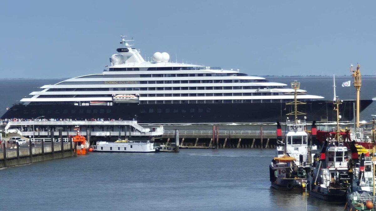 Luxuriöse Entdeckungsreise: Die beeindruckende „Scenic Eclipse II“ vor Cuxhaven. Foto: Christina Borst