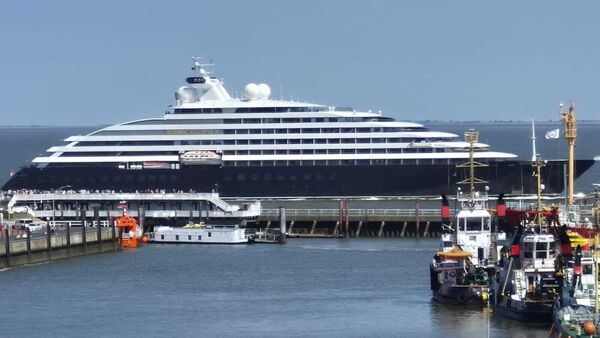 170 Meter langes Luxusexpeditionsschiff "Scenic Eclipse" beeindruckt vor Cuxhaven