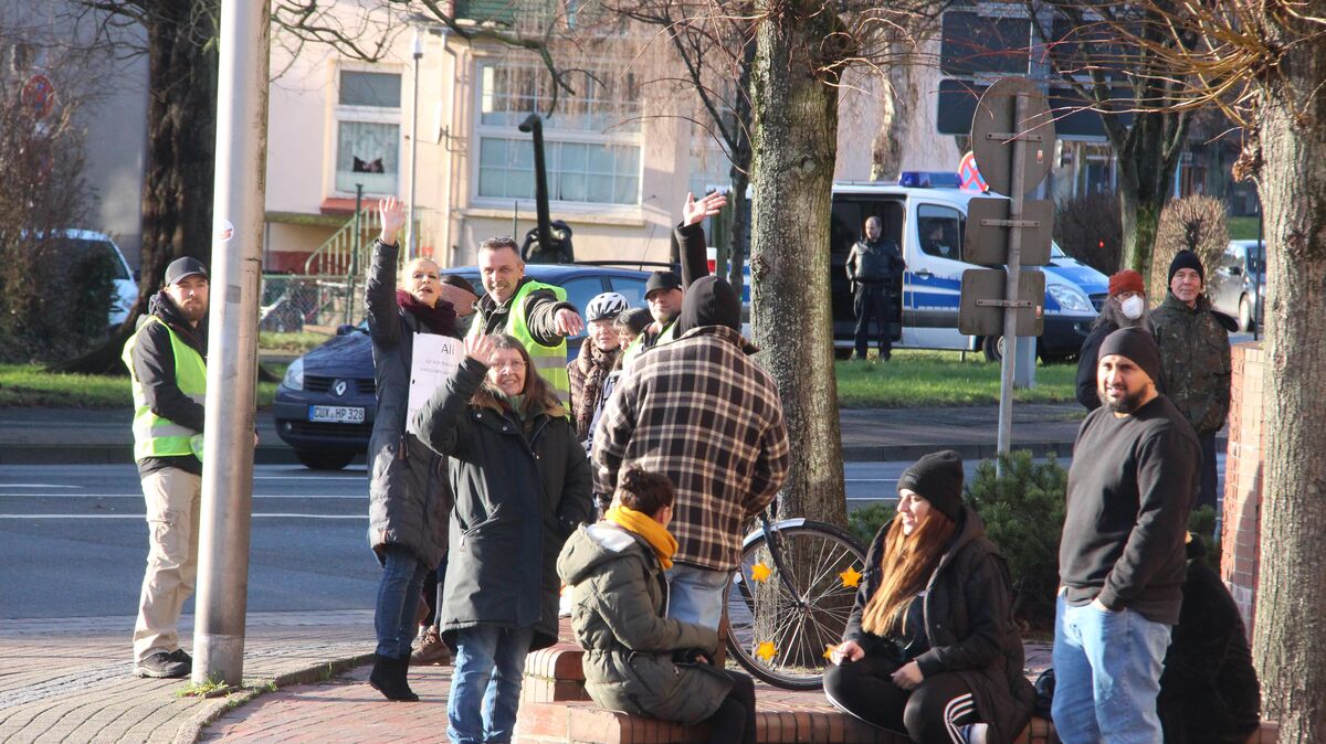"Sonntagsspaziergänger" waren diesmal am Donnerstag unterwegs und hatten sich vor dem Amtsgericht versammelt.Foto: Kramp