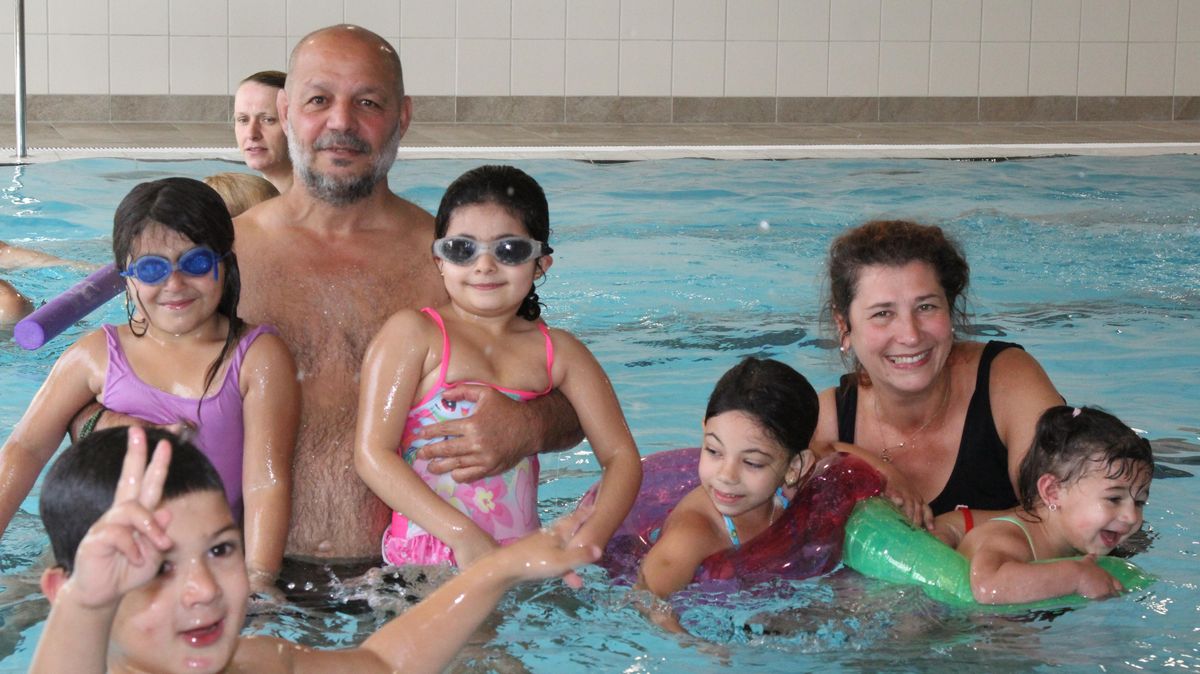 Das familienfreundliche Lehrschwimmbecken mit dem nach hinten abfallenden Boden kommt an und wird seit der BadÖffnung eifrig genutzt. Auch Maya Abdari (r.) findet hierfür lobende Worte. Fotos: Reese-Winne