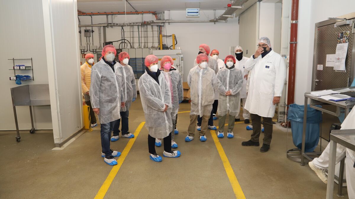 Produktionsleiter Christof Meier (rechts) führte die Mitglieder des Partnerschaftsvereins Cuxhaven-Hafnarfjördur durch den Betrieb. Foto: Witthohn