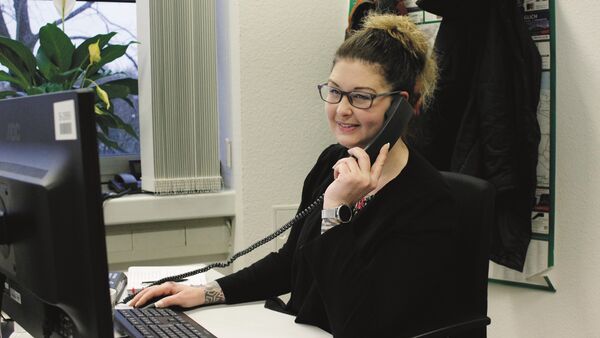 Hunderte Gespräche täglich: Mitarbeiterinnen der Corona-Hotline im Kreis Cuxhaven stehen unter Strom