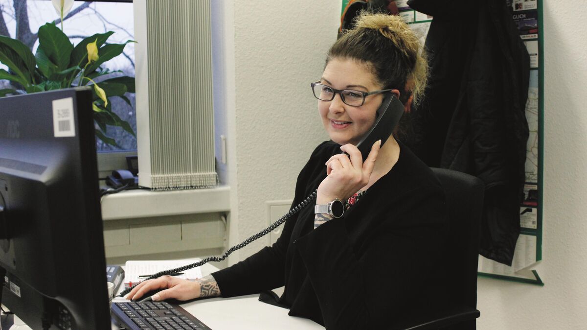 Das Telefon steht während ihrer Dienstzeit selten still. Bis zu 170 Anrufe nehmen die Mitarbeiterinnen der Corona-Hotline vom Landkreis Cuxhaven täglich entgegen. Foto: Bachmann