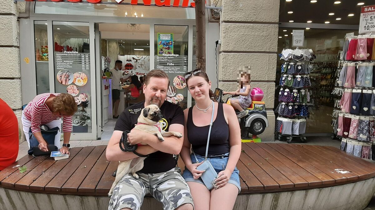 Petrick Köller mit seiner Tochter und Hund aus Solingen darf sich den Genuss des Eises im Urlaub mal gönnen. Foto: Abidy