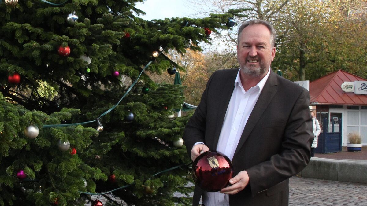 Oberbürgermeister Uwe Santjer in der Vorweihnachtszeit am "Baum der Hoffnung" in Cuxhaven. Er setzt auf die Solidarität - zur Bewältigung der Pandemie und der zunehmenden  Angriffe auf die Demokratie. Foto: Reese-Winne