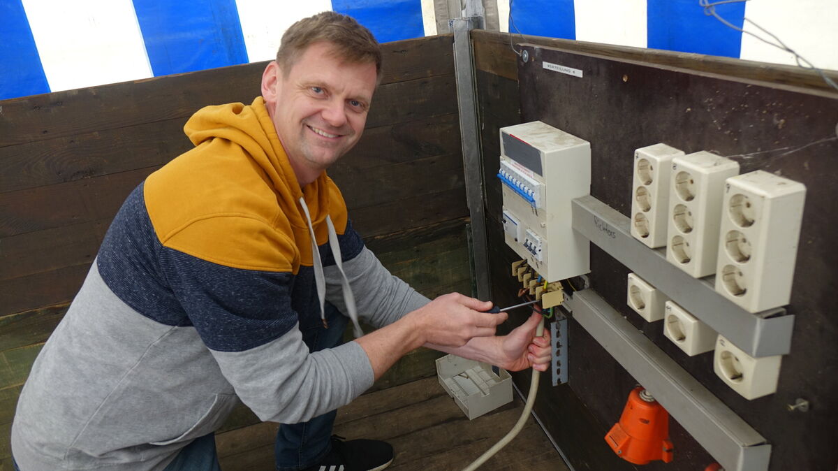 Helmut Holst weiß, was er tut: Der gelernte Elektriker kümmert sich im Partyzelt um die Strom-Anschlüsse. Foto: Kuczorra