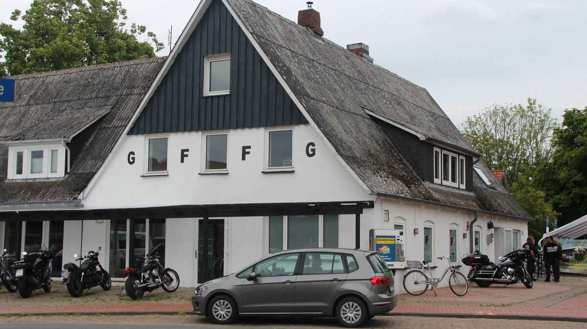 Mitten in Ihlienworth - neben Kirche und Polizei, gegenüber von Verwaltung und Landfrauenmarkt - ist der neue Rockertreff entstanden. Die Buchstaben GFFG stehen für "Gremium forever- forever Gremium". Foto: Kramp