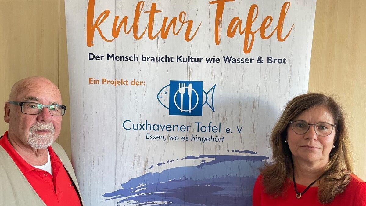 Klaus Schnell, Tafel-Vorsitzender, mit Bettina Bartsch, die die Kultur-Tafel organisiert.