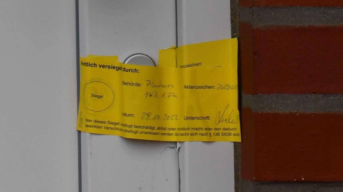Ende Oktober 2022 war die Eingangstür des Hauses, in dem Schweizerin im Otterndorf Baugebiet "Am Medembogen" ein Haus bewohnte, von der Polizei versiegelt worden. Zuvor war die gebürtige Schweizerin leblos aufgefunden worden. Archivfoto: Schröder