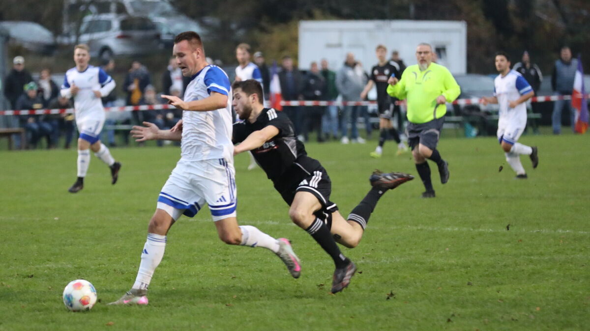 Jan-Niklas Kersten war der Mann des Spiels für Tabellenführer SV Spieka. Der Spielertrainer erzielte beim 4:1-Sieg im Derby in Nordholz drei Tore. Foto: Unruh