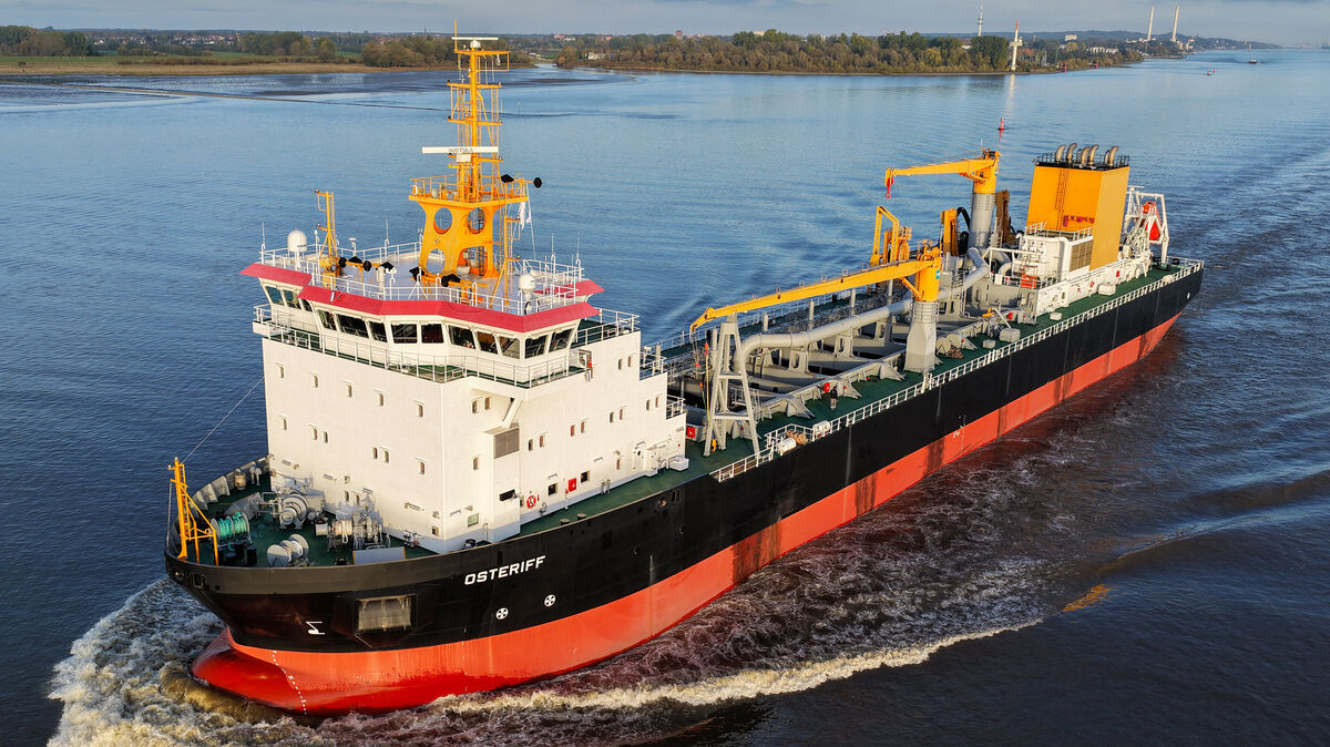 Der bundeseigene Hopperbagger „Osteriff“ auf der Fahrt von Hamburg elbabwärts in Richtung Nordsee. Im Dezember 2025 wurde das Schiff nach fast einem Jahrzehnt Bauzeit von der Werft Blohm + Voss an die Wasserstraßen- und Schifffahrtsverwaltung übergeben. Foto: Hasenpusch
