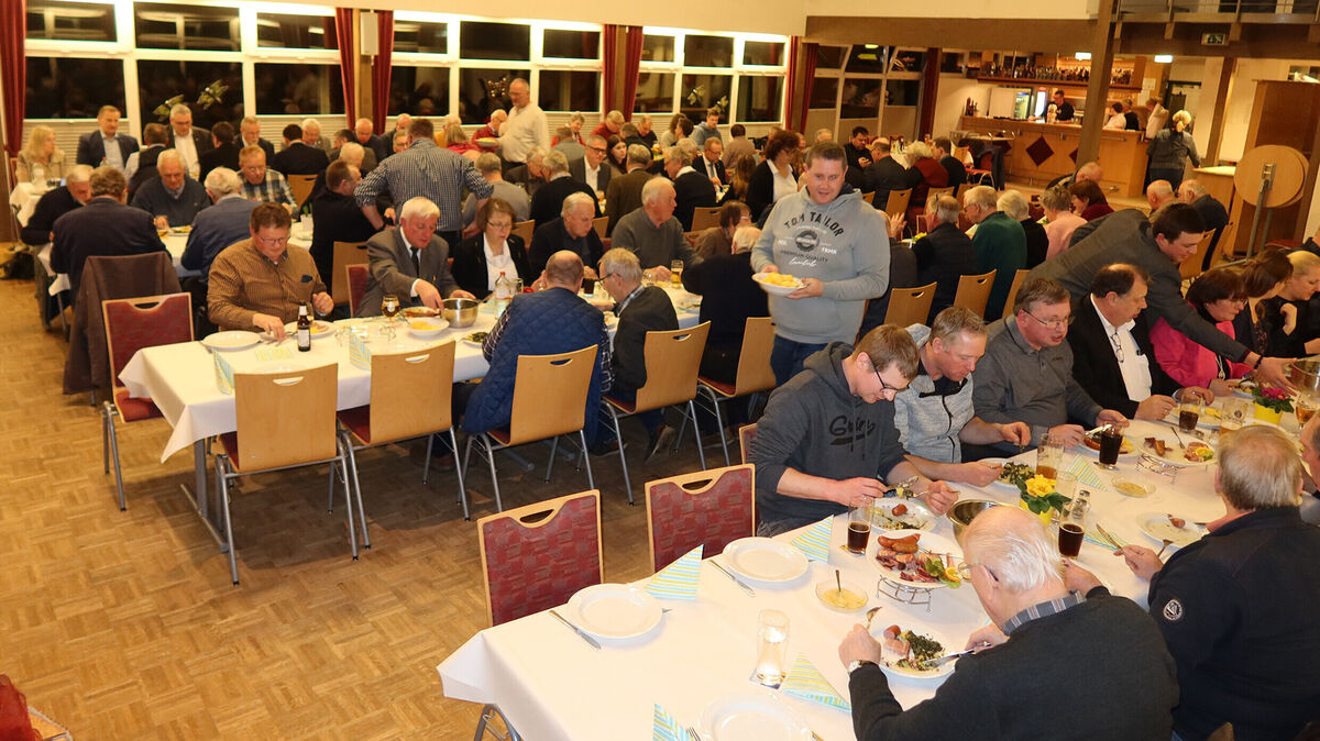 Mehr als 100 Gäste lassen sich den Grünkohl im Bürgerhaus schmecken und tauschen sich in entspannter Runde aus.