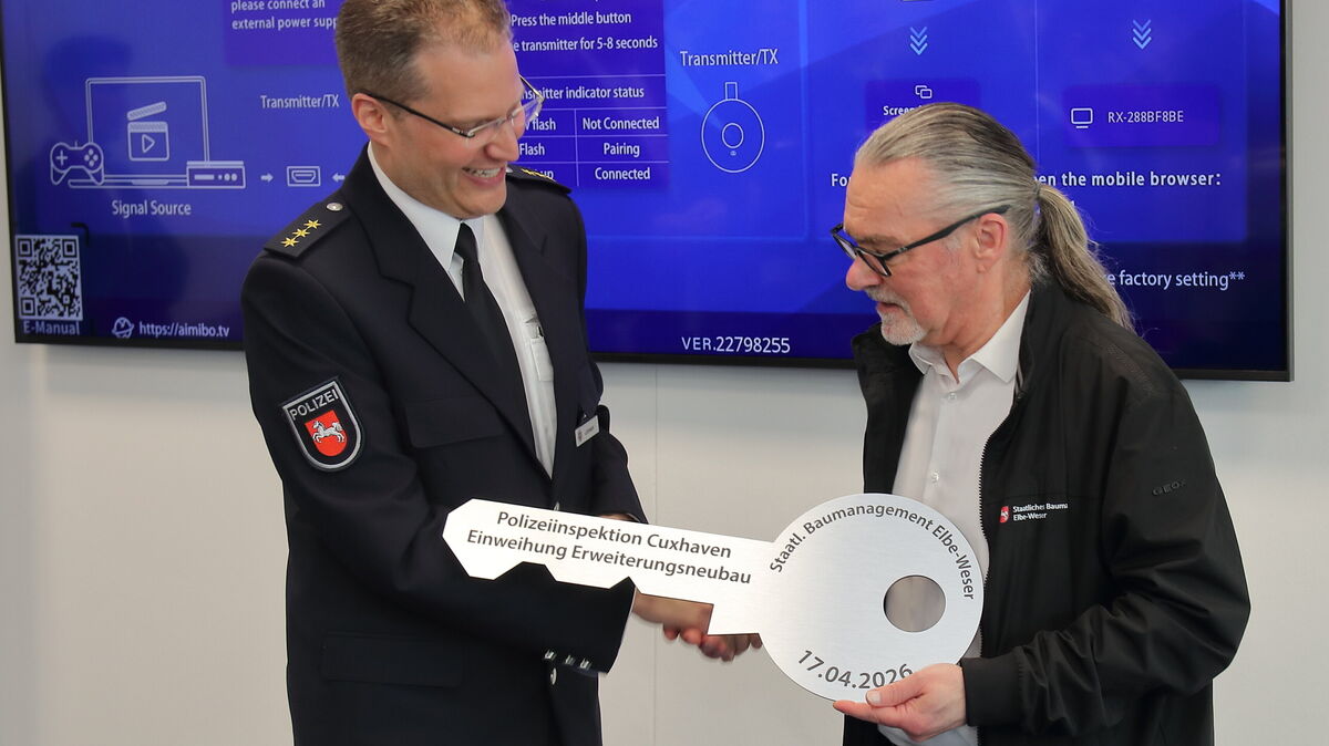 Inspektionsleiter Andreas Lohmann erhielt von Stefan Müller.(Leiter des im Cuxhavener Elfenweg beheimateten Staatlichen Baumanagements Elbe-Weser) eine symbolischen Schlüssel. Foto: Koppe