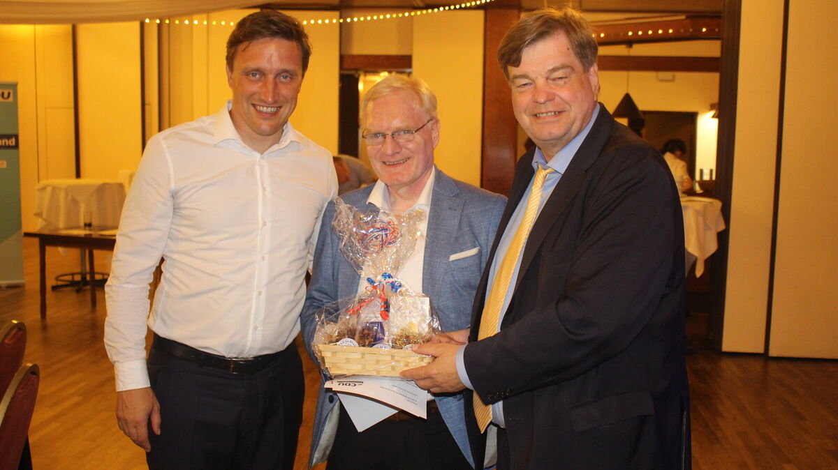 Sebastian Lechner (v.l.), MdL und Landesvorsitzender der CDU in Niedersachsen, Axel Lohse, Vorsitzender der Elbe-Weser-Programmkommission, und Enak Ferlemann, Bezirksvorsitzender CDU Elbe-Weser. Foto: CDU