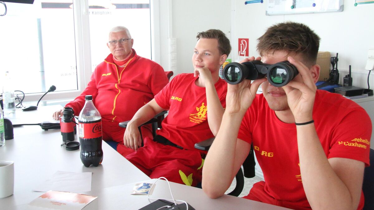 Harald Nülle, Tino Dell und Tom Ziolek vom DLRG-Einsatzteam haben das Treiben im Bojenbad in der Grimmershörnbucht fest im Blick. Foto: Potschka