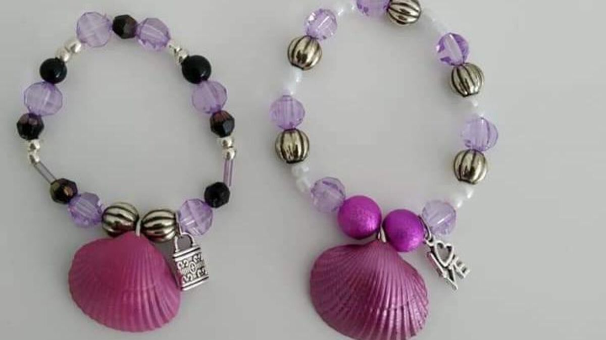 Aus Altschmuck und gesammelten Muscheln bastelt eine Tierheim-Freundin neue Ketten und Armbänder für die Tiere. Foto: Tierheim